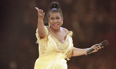 Photo of Aretha Franklin thanking the crowd