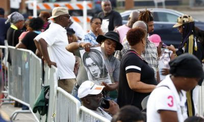 Photo of mourners standing in line to pay their last respects to Aretha Franklin