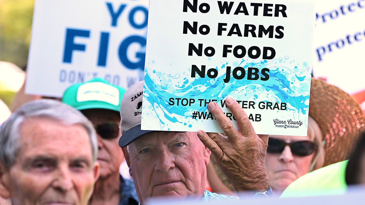 Photo of California farmers rallying to protest water plan