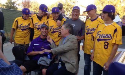 Photo of Tom Seaver with Fresno High coach Stan Papi and his players