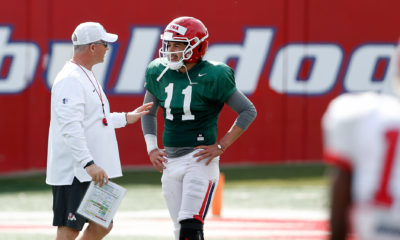 Picture of Fresno State coach Jeff Tedford talking to Bulldogs quarterback Jorge Reyna