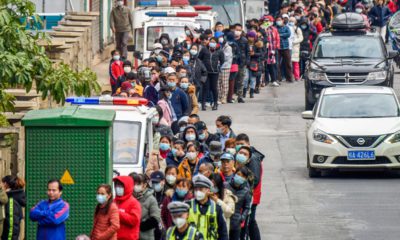 Photo of people lining up to buy face masks in Nanning