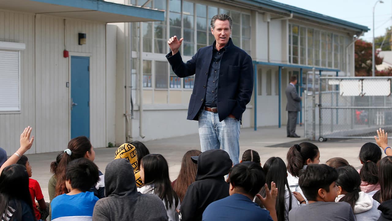 Photo of Gov. Gavin Newsom talking to students