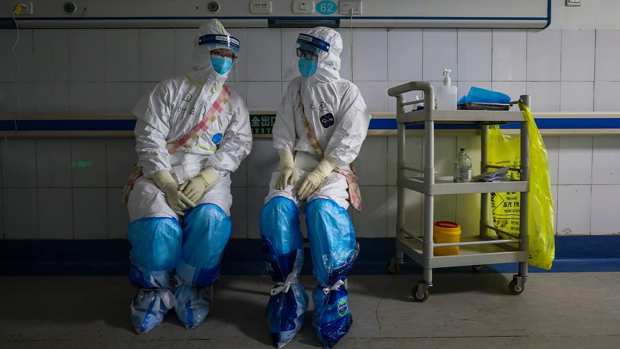 Photo of medical workers chatting in Wuhan